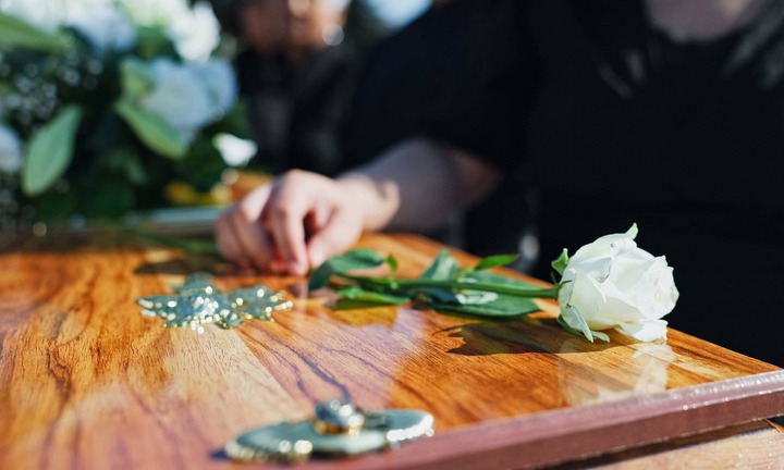 Cụ bà 88 tuổi bất ngờ tỉnh dậy trong quan tài: Cảnh sát vào cuộc điều tra, lộ tẩy sai sót kinh hoàng