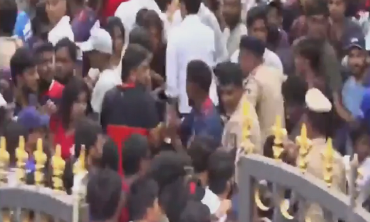 Giẫm đạp kinh hoàng trước cổng sân vận động Ấn Độ, ít nhất 11 người thiệt mạng