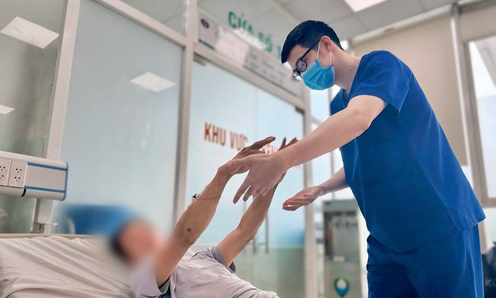 Nam thợ xây 42 tuổi co giật, hôn mê nguy kịch sau nhiều giờ làm việc ngoài trời