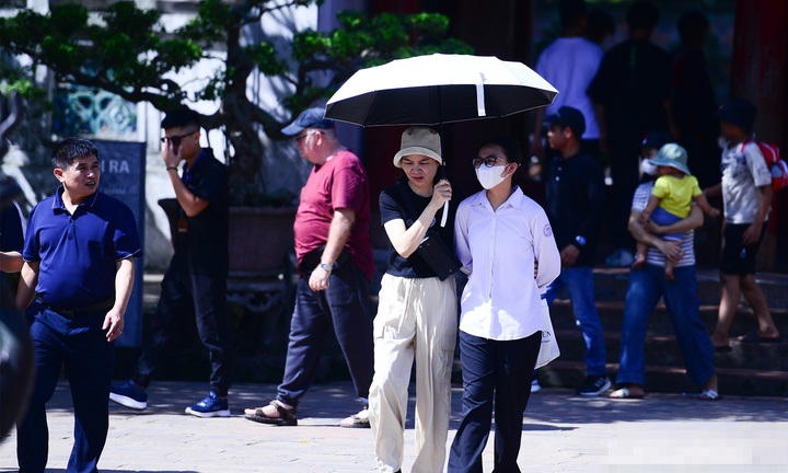 Tin tức dự báo thời tiết hôm nay (6/6): Miền Bắc nắng nóng ngày học sinh ở Hà Nội làm thủ tục dự thi vào lớp 10 THPT 2025