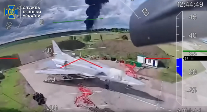 Ukraine công bố video ghi lại cảnh dàn UAV tấn công loạt căn cứ không quân trên lãnh thổ Nga