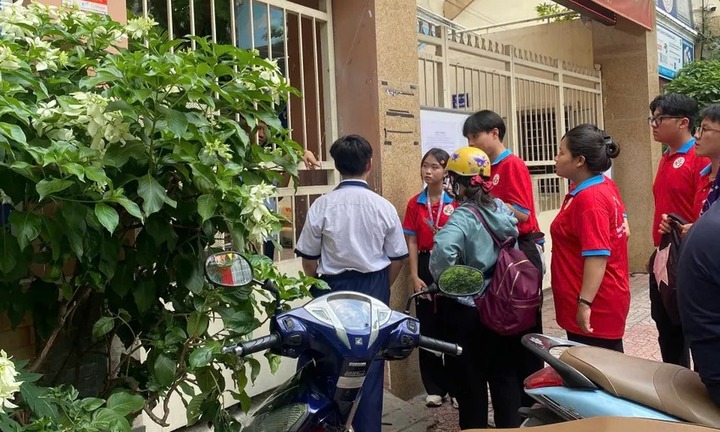 Kỳ thi vào lớp 10 THPT 2025 ở TP.HCM: Nam sinh khóc nức nở vì nhớ nhầm giờ thi