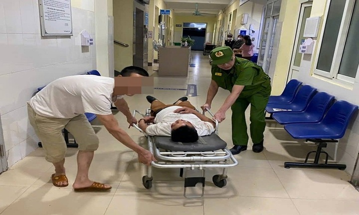 Lực lượng Cảnh sát 113 kịp thời đưa người dân bị thương đi cấp cứu trong đêm