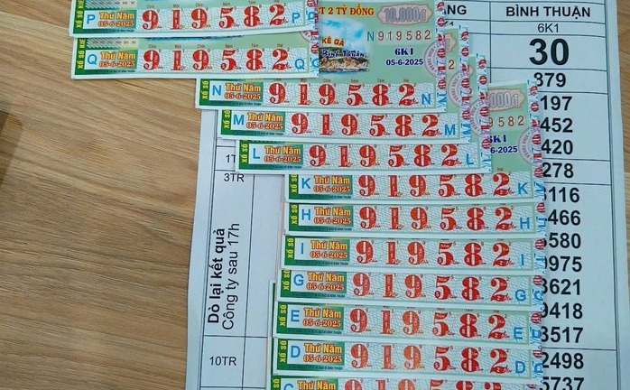 Mua vé số trên đường từ TP.HCM về quê, nam thanh niên trúng 14 tờ độc đắc, trị giá 28 tỷ