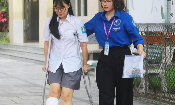 Nữ sinh đang bó bột chống nạng đi thi vào 10 bật khóc vì chưa kịp hoàn thành bài làm như mong muốn