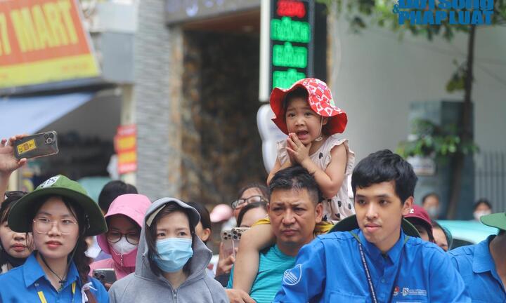 Vừa ra khỏi phòng thi, nam sinh ở Hà Nội bất ngờ nhận được món quà “khủng”