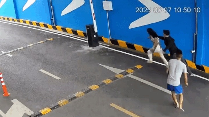 Camera quay lại diễn biến vụ người phụ nữ bị chồng cũ túm tóc, đấm liên tiếp vào mặt ở Bình Dương