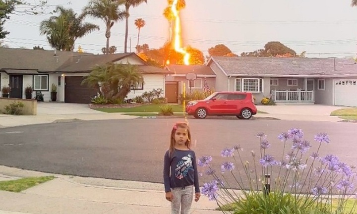 Clip: Camera ghi lại cảnh tia sét kinh hoàng giáng thẳng xuống một cây xanh, ngay cạnh bé gái 6 tuổi