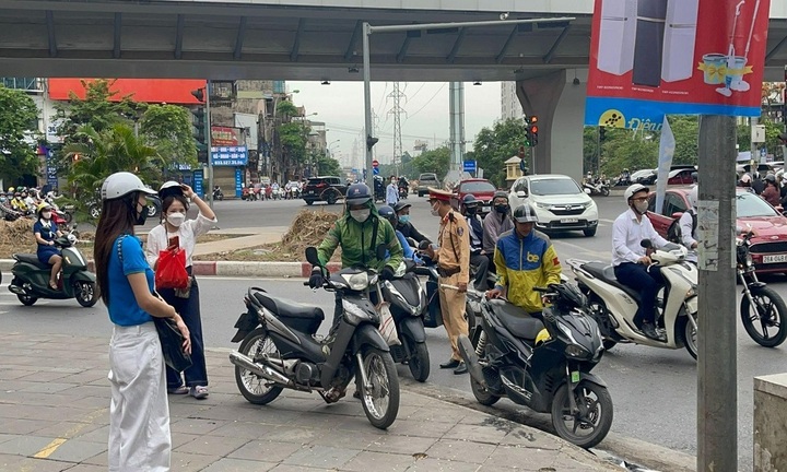 CSGT Hà Nội xử lý nghiêm vi phạm đi lên vỉa hè, vượt đèn đỏ