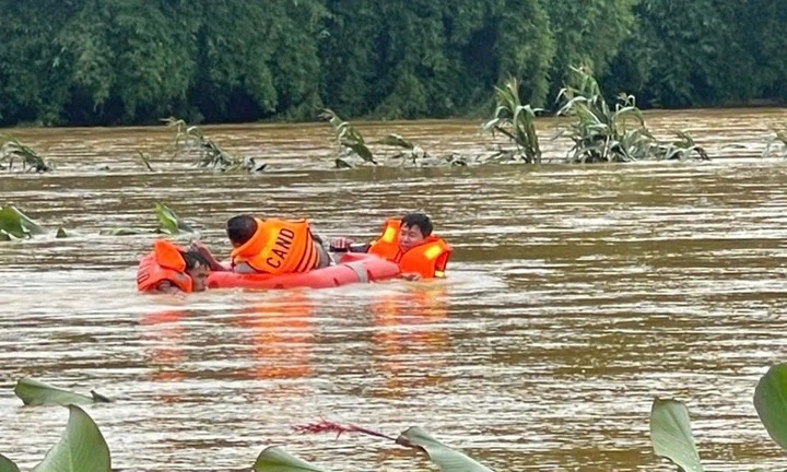 Giải cứu 8 người bị mắc kẹt tại lán nương do nước lũ chia cắt ở Lai Châu
