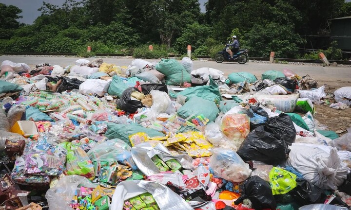 Lại xuất hiện núi bánh kẹo bị đổ bỏ bừa bãi ở Hà Nội, lãnh đạo địa phương nói gì?