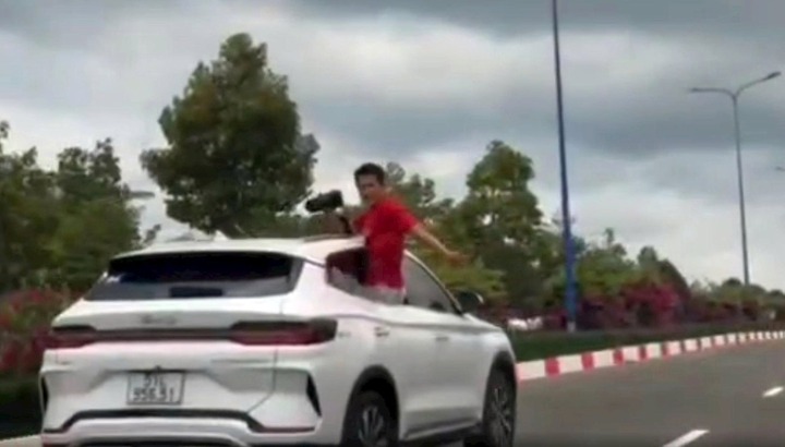 Truy tìm ô tô để người đàn ông ngồi trên cửa xe chụp ảnh ở Bình Thuận