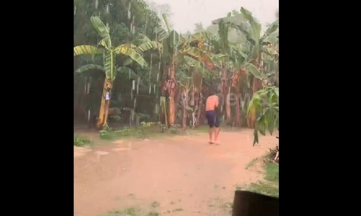 Clip: Khoảnh khắc nam thanh niên suýt bị sét đánh khi đang tắm mưa