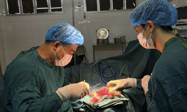 Điện thoại nổ tung, tay người đàn ông ở Điện Biên dập nát vì thói quen vừa sạc vừa dùng