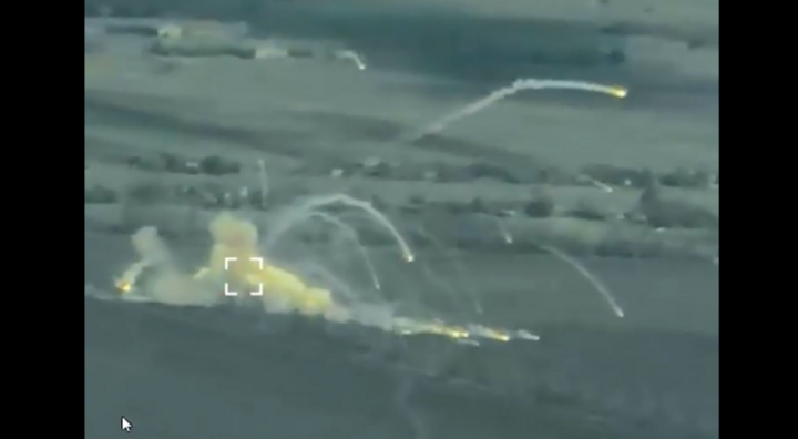 Clip: Hệ thống phòng không Nga phát nổ sau đòn tấn công “sấm sét” từ UAV Ukraine