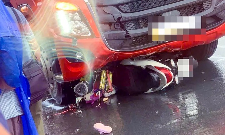 Xe đầu kéo va chạm xe máy chở gia đình 4 người ở Hậu Giang, hai con tử vong thương tâm