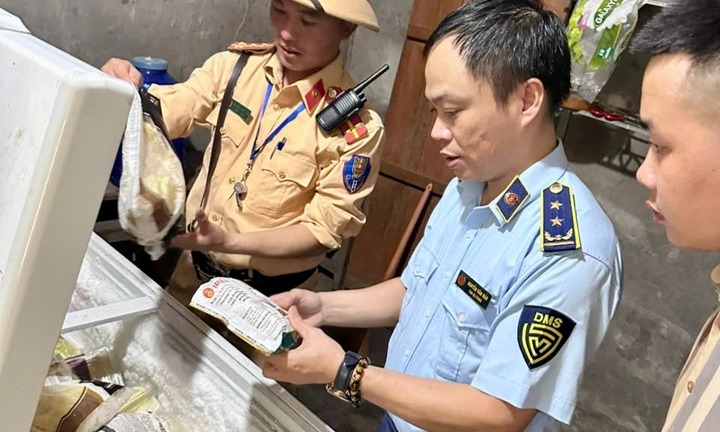 Phát hiện xe đông lạnh chở xúc xích, pizza không rõ nguồn gốc tại Hà Tĩnh