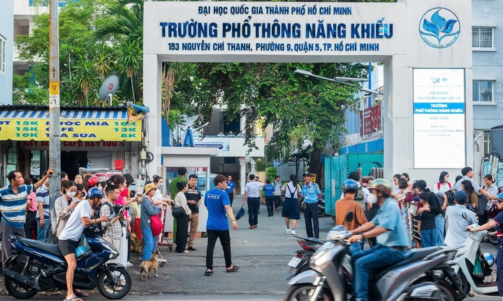 Trường đầu tiên tại TP.HCM công bố điểm thi, điểm chuẩn vào lớp 10 năm 2025