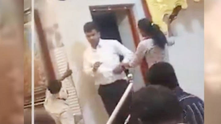 Bí mật kết hôn với người khác, chồng bị vợ dùng dép đánh tới tấp ngay tại đám cưới