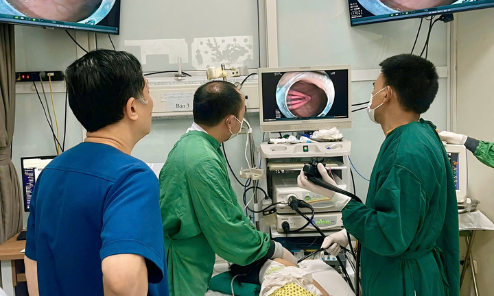 Hà Nội: Bé gái 21 tháng tuổi nuốt kẹp tóc vào dạ dày