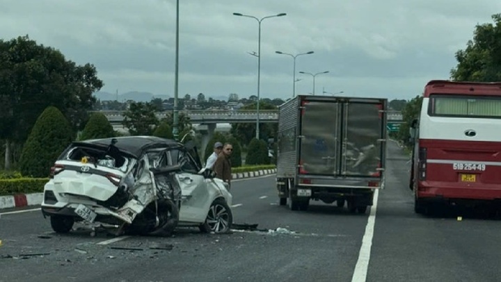 Tin tức tai nạn giao thông mới nhất ngày 12/6: Va chạm 2 ô tô và 1 xe máy, một người bị thương