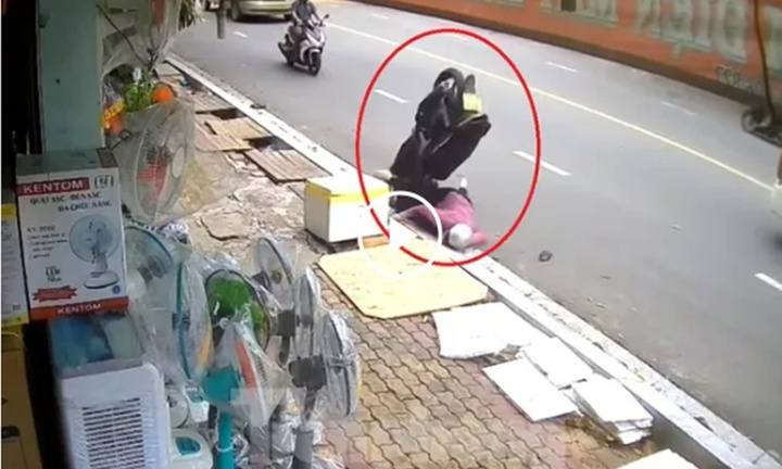 Clip: Tai nạn hi hữu, người phụ nữ và xe máy lộn nhào, cắm đầu giữa đường