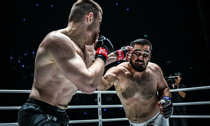 Clip: Samurai Nga tung 40 cú đấm trong 20 giây, hạ đo ván đối thủ