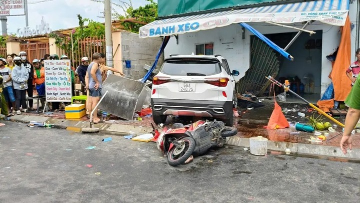 Tai nạn giao thông ở Bình Thuận: Ô tô hất văng xe máy, tông vào quán bánh xèo khiến cụ bà gần 80 tuổi tử vong