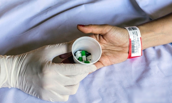 Định mệnh nghiệt ngã từ sai sót y khoa Đông-Tây: Bị đau dạ dày y tá lại cho uống thuốc giãn cơ, bệnh nhân tử vong thương tâm