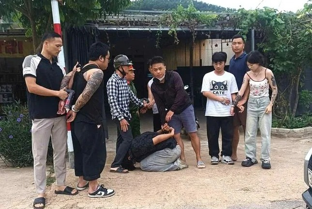 Truy bắt 4 người nước ngoài liều lĩnh xịt hơi cay, cướp ô tô trên cao tốc