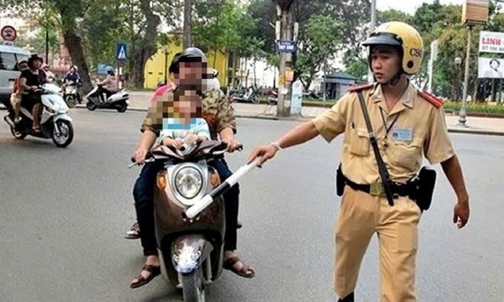 Xe máy thiếu gương chiếu hậu bên trái bị phạt bao nhiêu tiền?