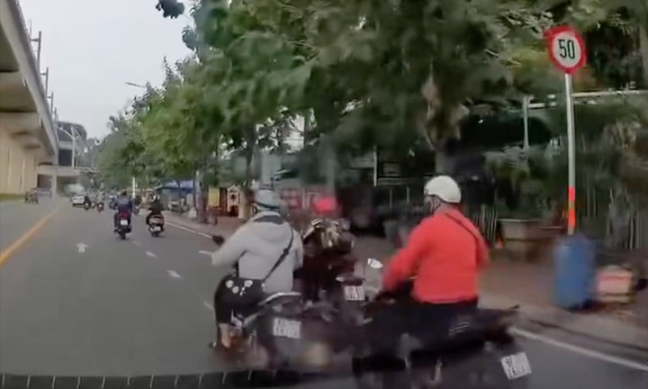 Xuất hiện clip thanh niên áo cam truy đuổi, đạp xe máy 