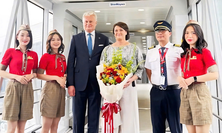 Tổng thống Litva đến Hà Nội trên chuyên cơ Vietjet