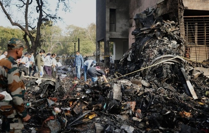 Thảm kịch rơi máy bay chở 242 người ở Ấn Độ:  