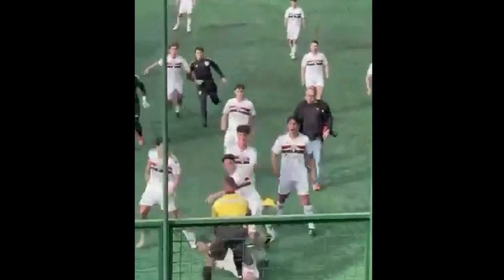 Clip: Tát cầu thủ ngay trên sân, cái kết choáng váng như phim hành động