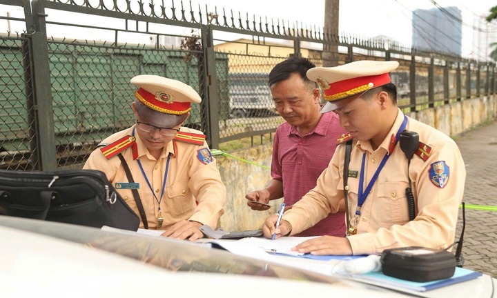 CSGT Hà Nội đồng loạt kiểm tra, xử lý các trường hợp vi phạm tại hai cửa ngõ trọng điểm