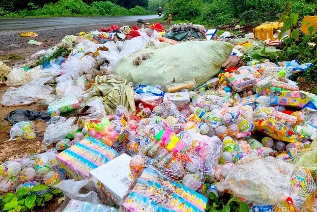 Đồ chơi, bánh kẹo cho trẻ em nhãn mác 