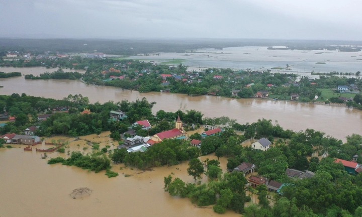 Lũ tràn về TP.Huế giữa mùa hè, 100 năm qua chưa thấy