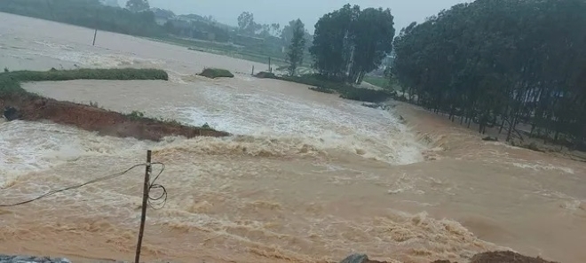 Mưa lũ tại các tỉnh miền Trung khiến 6 người chết và mất tích