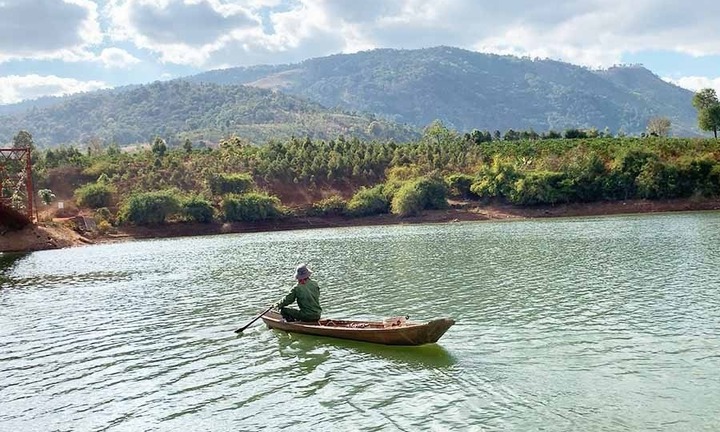 Chèo thuyền về nhà trong mưa bão, 2 vợ chồng gặp nạn thương tâm