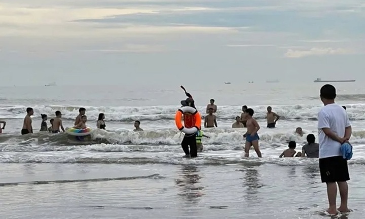 Tin tức thời sự hôm nay (15/6): Cứu hàng chục du khách đuối nước tại biển Cửa Lò