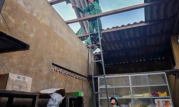 Hơn 50 ngôi nhà dân bị tốc mái do dông lốc ở Huế, bộ đội biên phòng giúp người dân khắc phục hậu quả