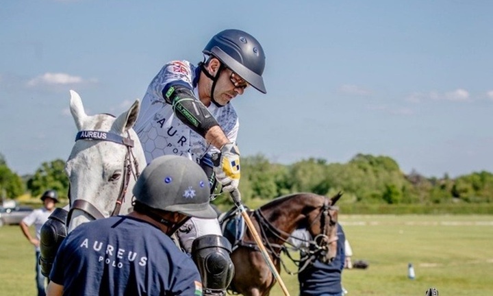 Tỷ phú Ấn Độ qua đời ở tuổi 53 vì bị một con ong lao vào miệng đốt trong trận polo