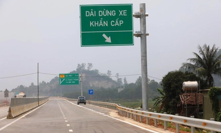 Ô tô vượt xe bằng làn khẩn cấp trên đường cao tốc bị phạt bao nhiêu?