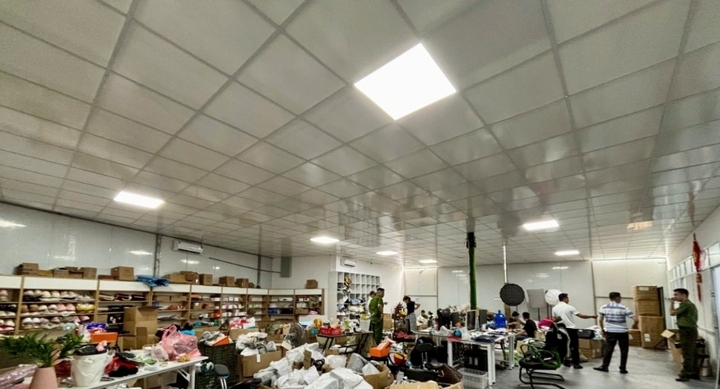 Cận cảnh bên trong kho kinh doanh online chứa hơn 3.000 sản phẩm không rõ nguồn gốc ở Lạng Sơn