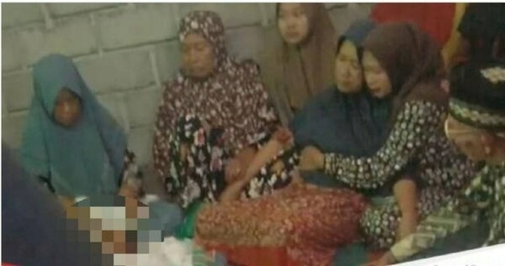 Chú rể qua đời trước ngày cưới, cô dâu tổ chức hôn lễ bên linh cữu gây tranh cãi