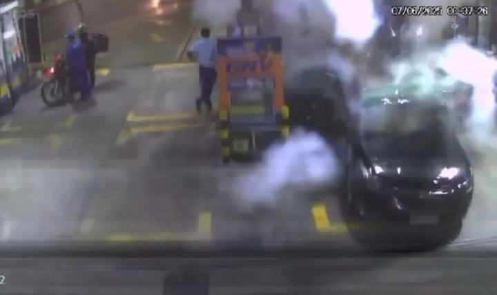 Clip: Ô tô phát nổ khi đang tiếp nhiên liệu, 2 người tử vong thương tâm