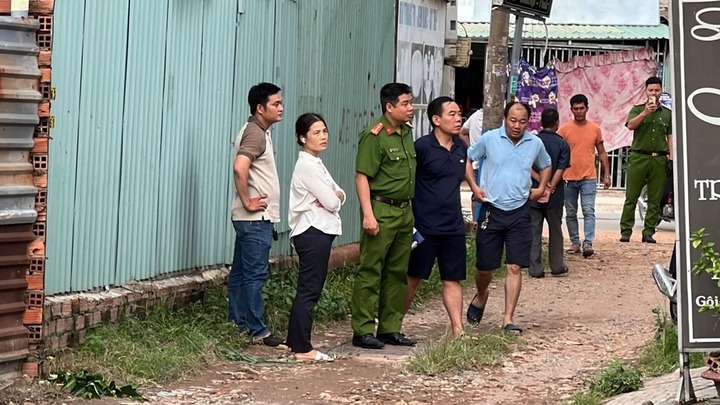 Danh tính người đàn ông nằm bất động trước nhà hàng xóm ở Bình Dương