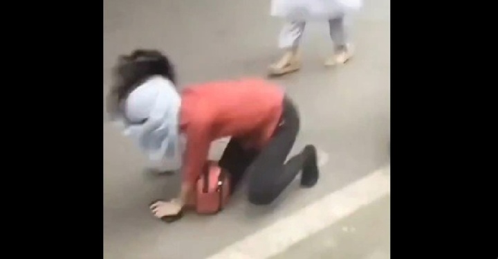 Clip: Nữ khách hàng bị hành hung dã man vì 