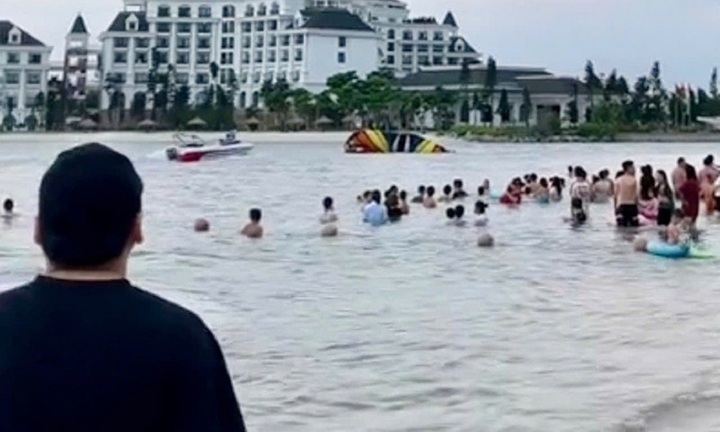 Clip: Thót tim khoảnh khắc dù lượn chao đảo, rơi thẳng xuống biển Hạ Long